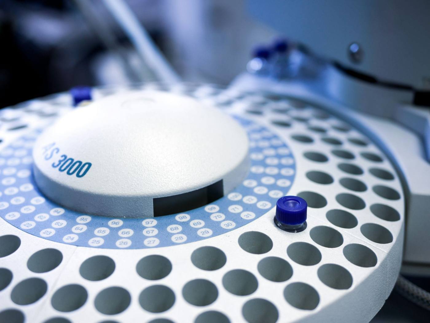 Laboratory sample analyser